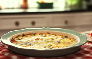 Un clafoutis aux légumes cuite au four dans un plat rond