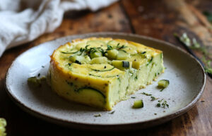 Une tranche de flan de courgettes sur une assiette