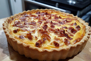 Une quiche à la croûte dorée et garnie d'œufs et de bacon
